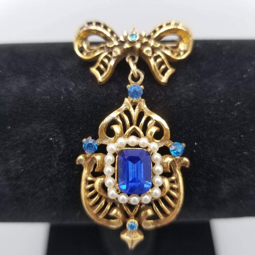 Unbranded gold tone bow blue faux Pearl's brooch